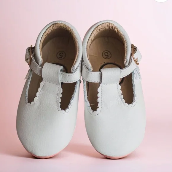 “Little Love Bug”Classic Cream Kids Shoes - Picture 1 of 9